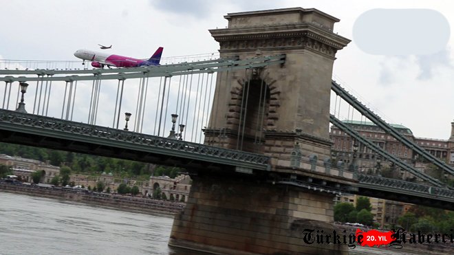 Tuna Nehri üzerinden Airbus A-321 yolcu uçağı geçti. 