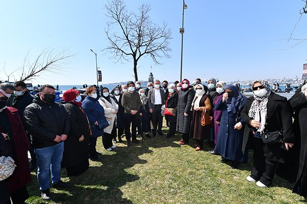 Üsküdar Belediyesi 4 yetişmiş çınar ağacını parka dikti