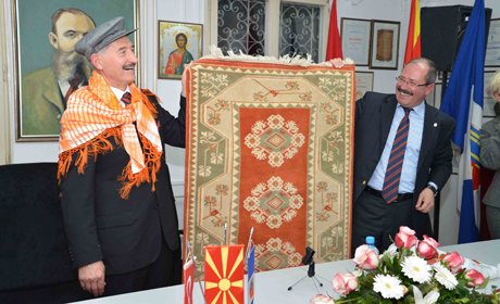 Üsküp’te Kuşadası rüzgarı esti. 