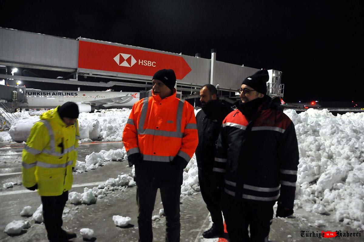 Aycı, “New York uçağı indi ve New York uçağı kalktı