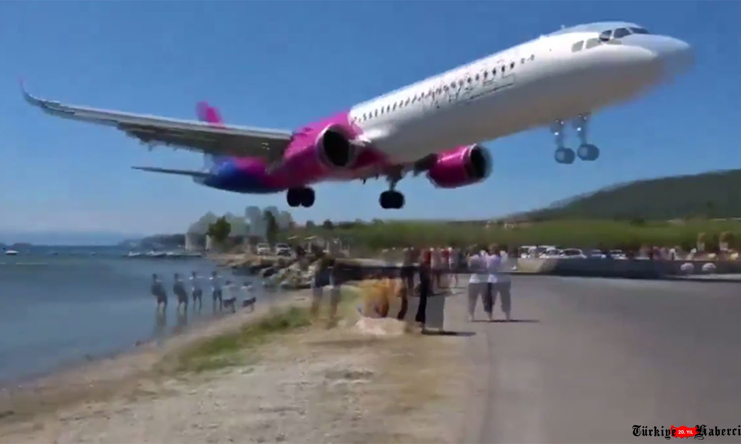 (video) Yunanistan'daki Havalimanı'na iniş