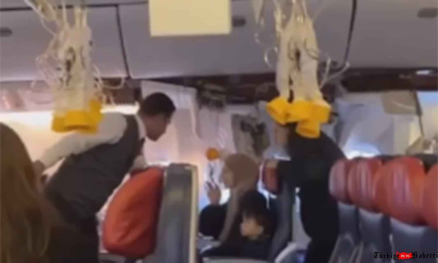 (video)267 yolcunun bulunduğu uçak direğe çarptı!