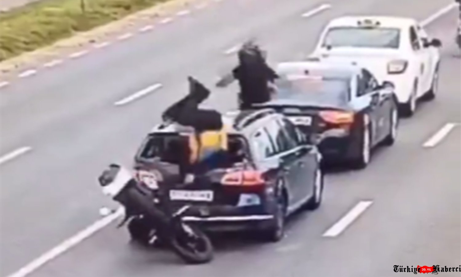  (video)Motosiklet Duran Araca Girdi