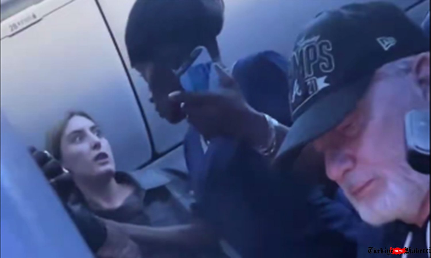 video“Newark’ta Rambo Kadın Uçaktan İndirildi! ”