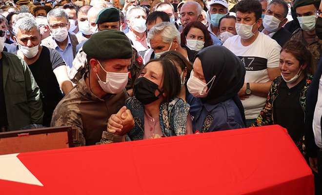 Şehit polis memuru gözyaşları arasında toprağa verildi