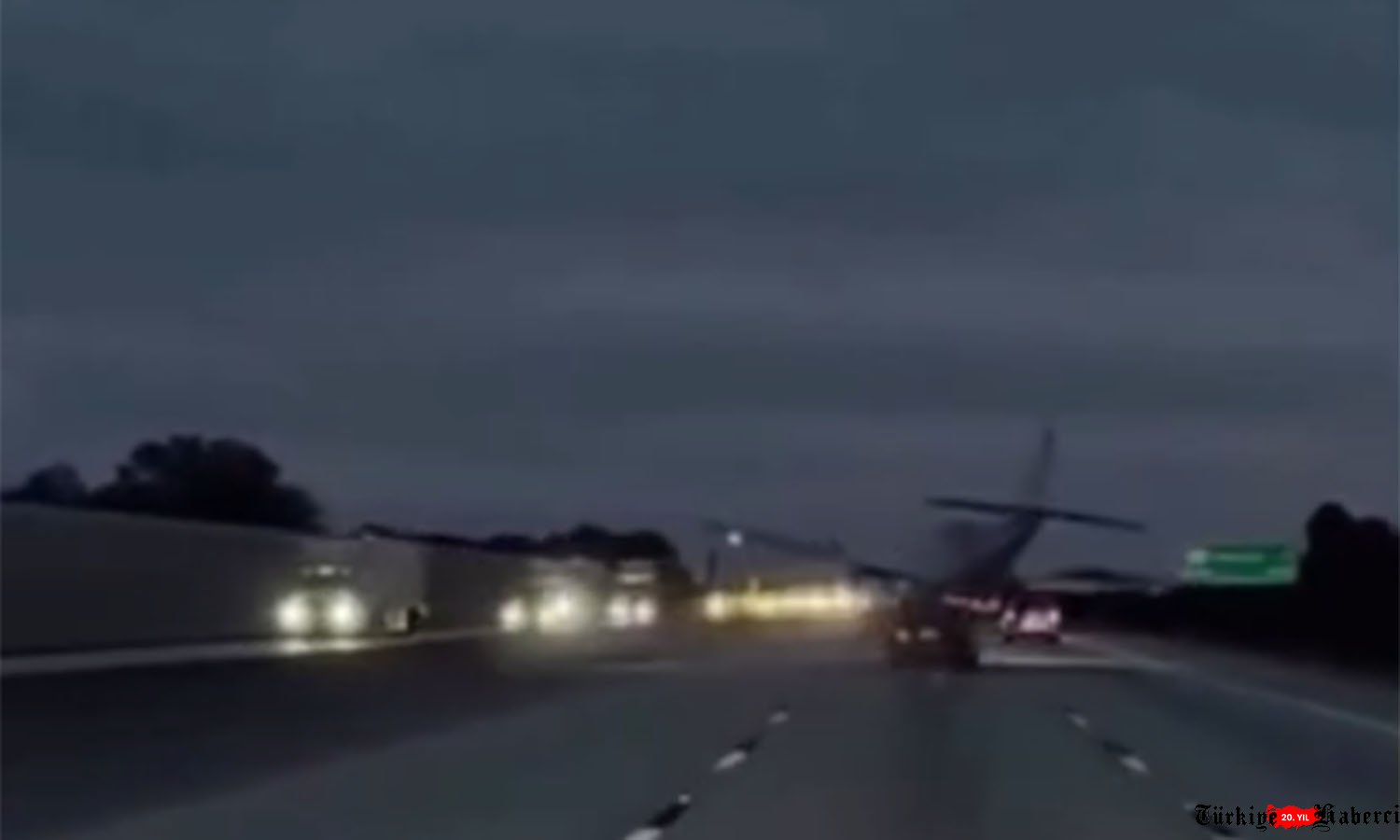 (video)Uçak Aracın Üstüne Düştü!