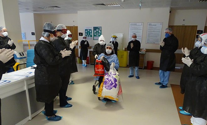 Virüsü yenen 5 hasta alkışlarla taburcu oldu