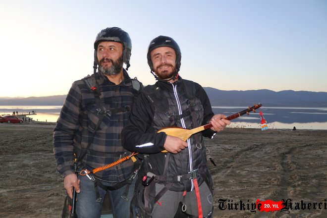 Yamaç paraşütüyle atladı, havada cura çalıp türkü söyledi