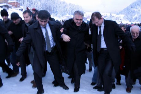 Yazıcı'ya korumaları destek verdi.