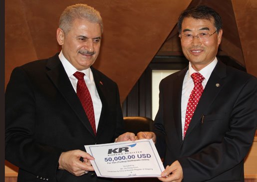 Yıldırım, Van için 50 bin dolarlık çeki aldı 