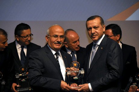 Yıldız,ödülünü Başbakan Erdoğan’dan aldı.