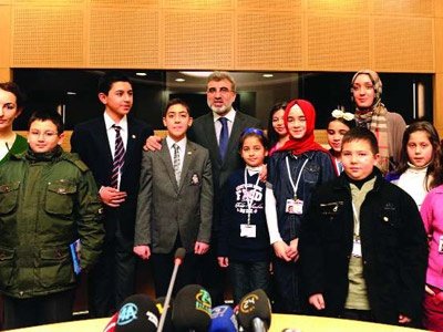 Yıldız,öğrencilerin sorularını cevapladı. 