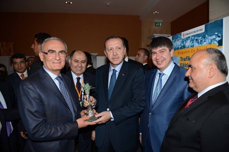 Başkan Yılmaz'a ödülünü Başbakan verdi