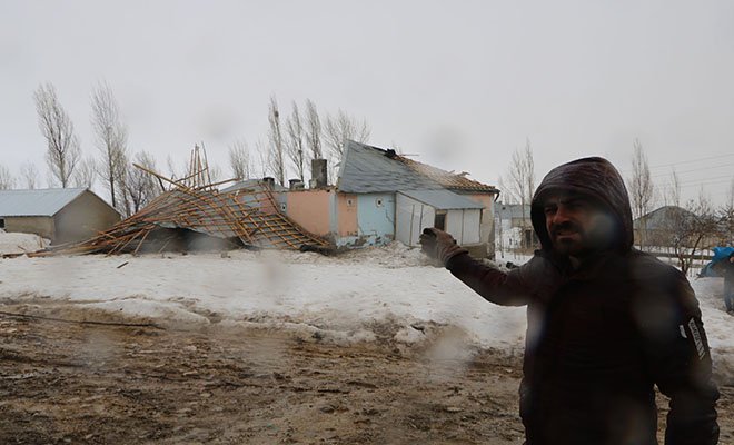 Yüksekova’da fırtınada çatılar uçtu