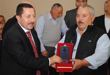 Yusuf Özer, personeli plaket ile ödüllendirdi.